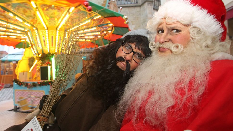 Knecht Ruprecht und Nikolaus auf dem Weihnachtsmarkt