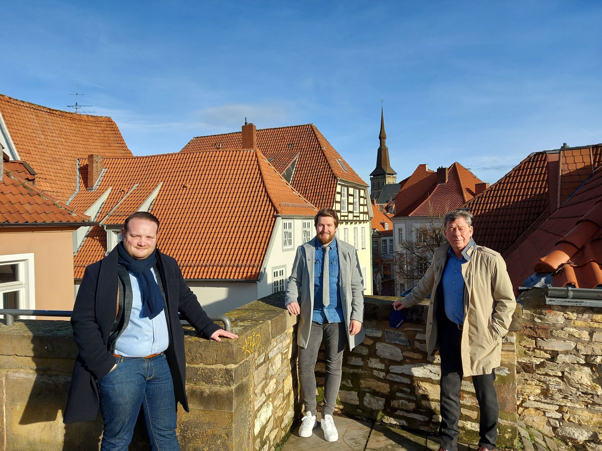 Pressefoto Osnabrücks erster Nachtbürgermeister: (von links) Alexander Illenseer, Jakob J. Lübke und Uwe Görtemöller zum Start des ersten Osnabrücker Nachtbürgermeisters auf dem Heger Tor.
