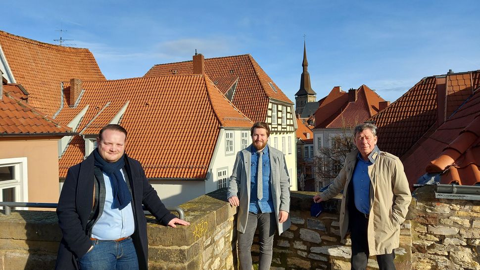 Pressefoto des Nachtbürgermeisters auf dem Heger Tor v.l.: Alexander Illenseer, Jakob J. Lübke und Uwe Görtemöller