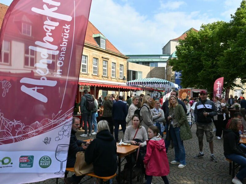 Abend­markt 2026: Einkaufen und Verweilen auf dem Domvor­platz von Juni bis Oktober