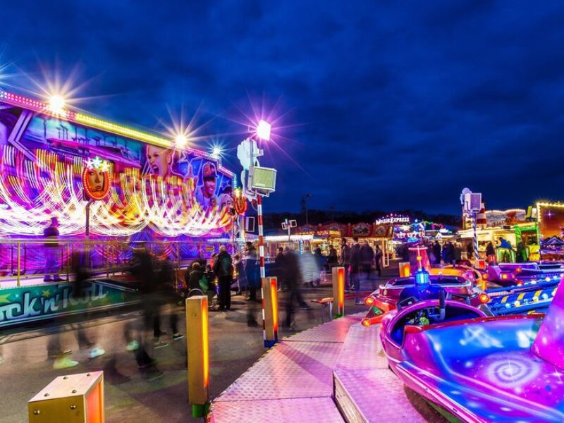 Jahrmarkt beleuchtet in Dämmerung