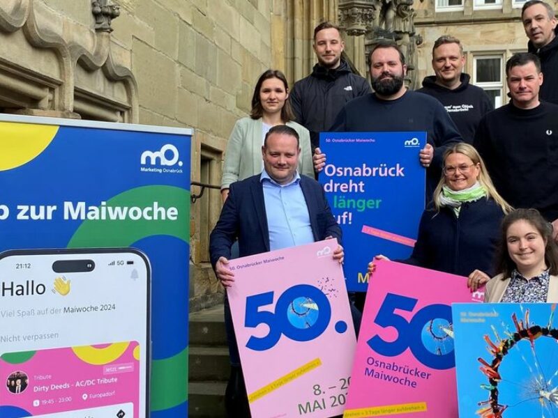 Pressebild zur Veröffentlichung der Maiwochen-App mit Mitarbeitenden der mO. auf der Rathaustreppe.