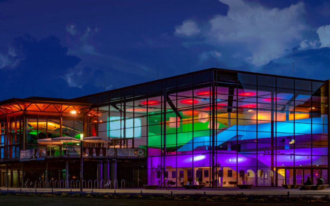 Osnabrück­Halle leuchtet in Regen­bo­gen­farben
