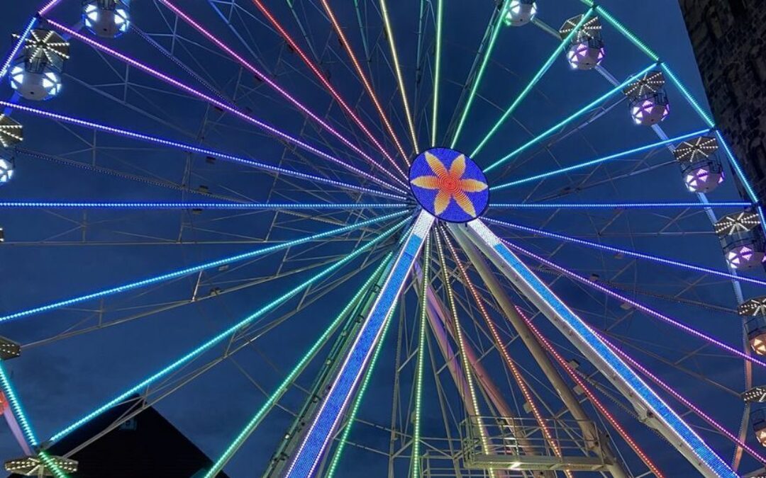 In Osnabrück geht es wieder hoch hinaus — Schausteller in der City mit Riesenrad vor dem Dom