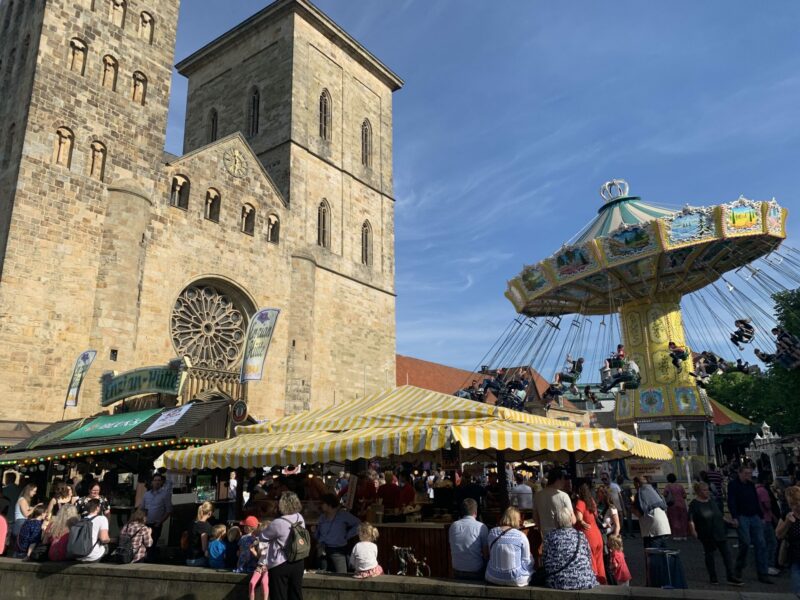 Maiwoche am Dom mit Kettenkarussell