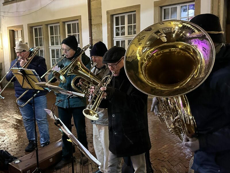Tuba-Bläser in der Altstadt