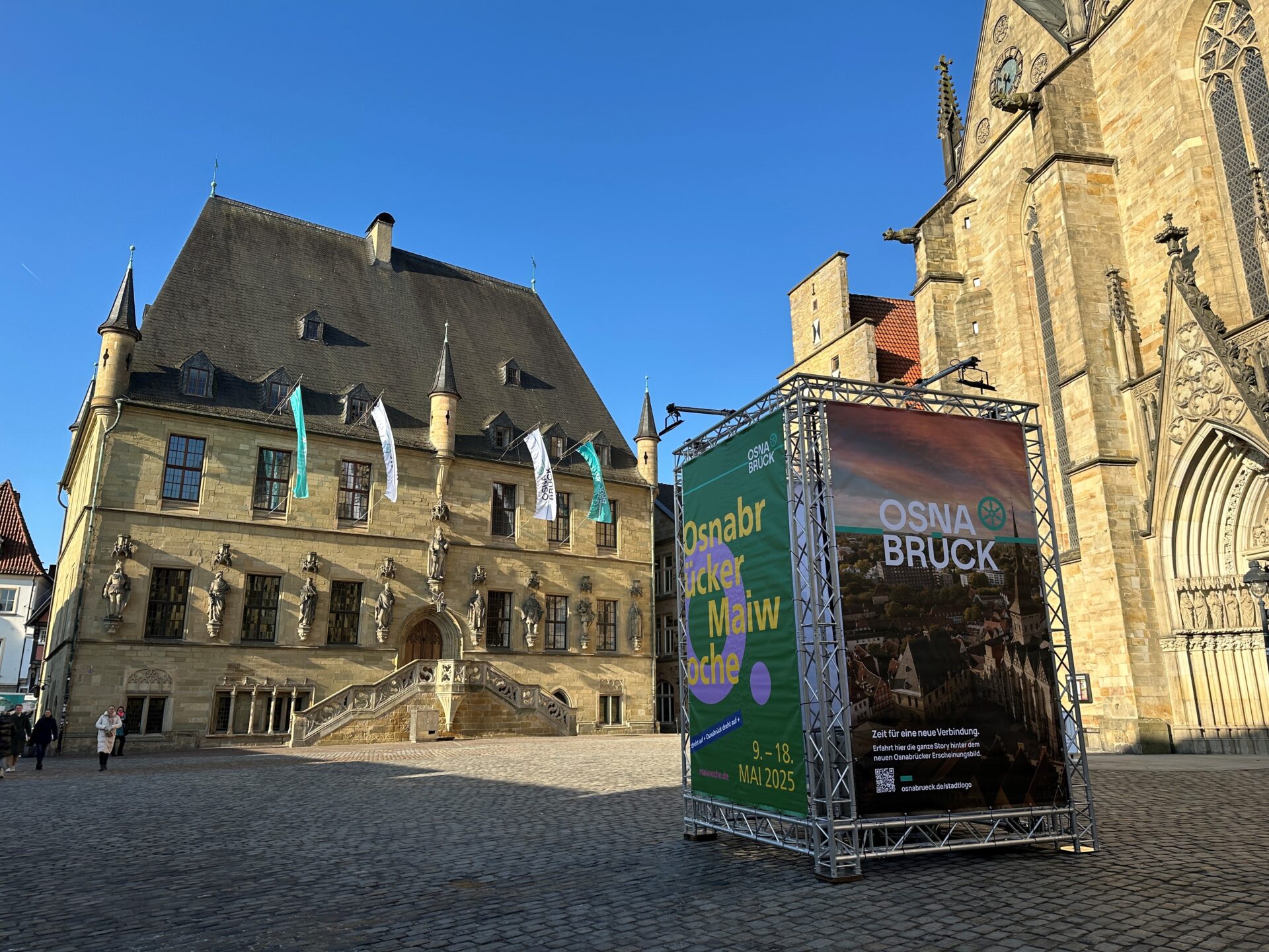 Fahnen und Plakatmotive am Rathaus mit dem neuen Stadtlogo. 