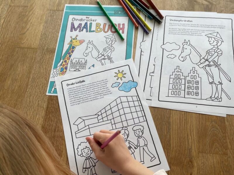 Mädchen malt im Osnabrücker Malbuch
