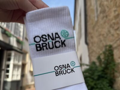 Merchandising: Tennissocken mit Stadtlogo
