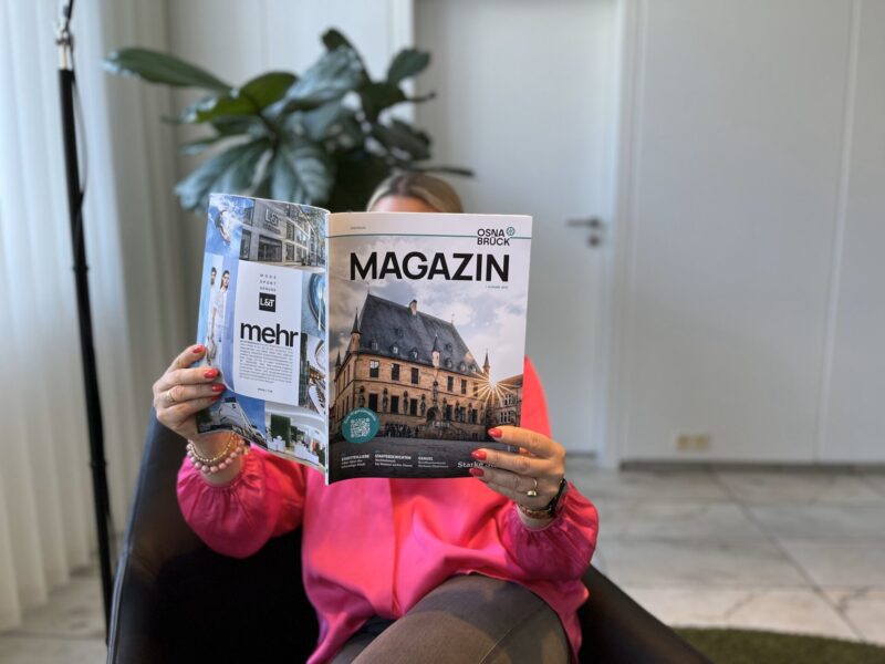Leserin mit der ersten Ausgabe des Osnabrück Magazins