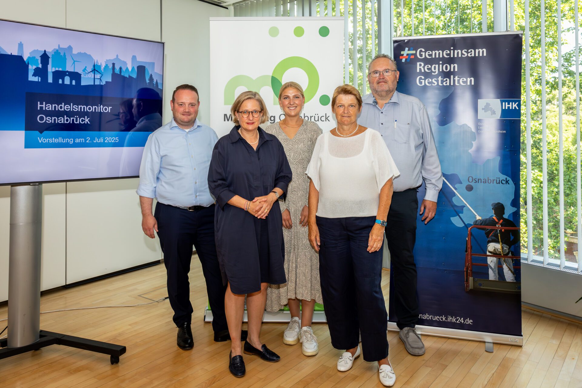 2025_07_02_OCM_IHK_Handelsmonitor_©FASZINATIONS-FOTOGRAFIE_by_Holger_Bulk‑3 IHK Handelsmonitor: Gruppe posiert vor Präsentation zur Lage im Einzelhandel.