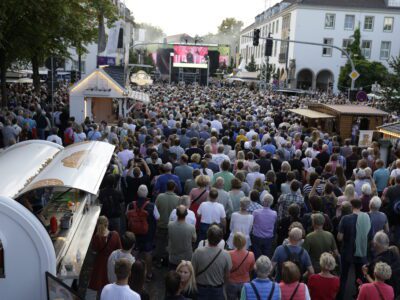 CW_9201: Menschenmenge bei Open-Air-Veranstaltung. Bühne und Buden im Hintergrund. Drei Tage Landeshauptstadt.