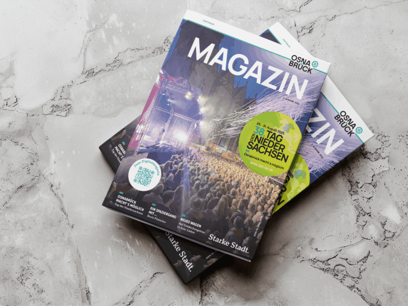 Magazin DIN A4 Titelseite: Osnabrück Magazin mit Konzert-Cover und QR-Code.