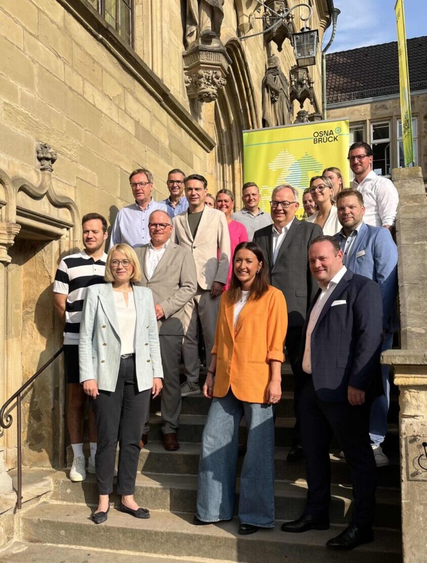 Pressekonferenz Tag der Niedersachsen 2025: Gruppe von Personen auf einer Treppe. Vielfalt feiern.
