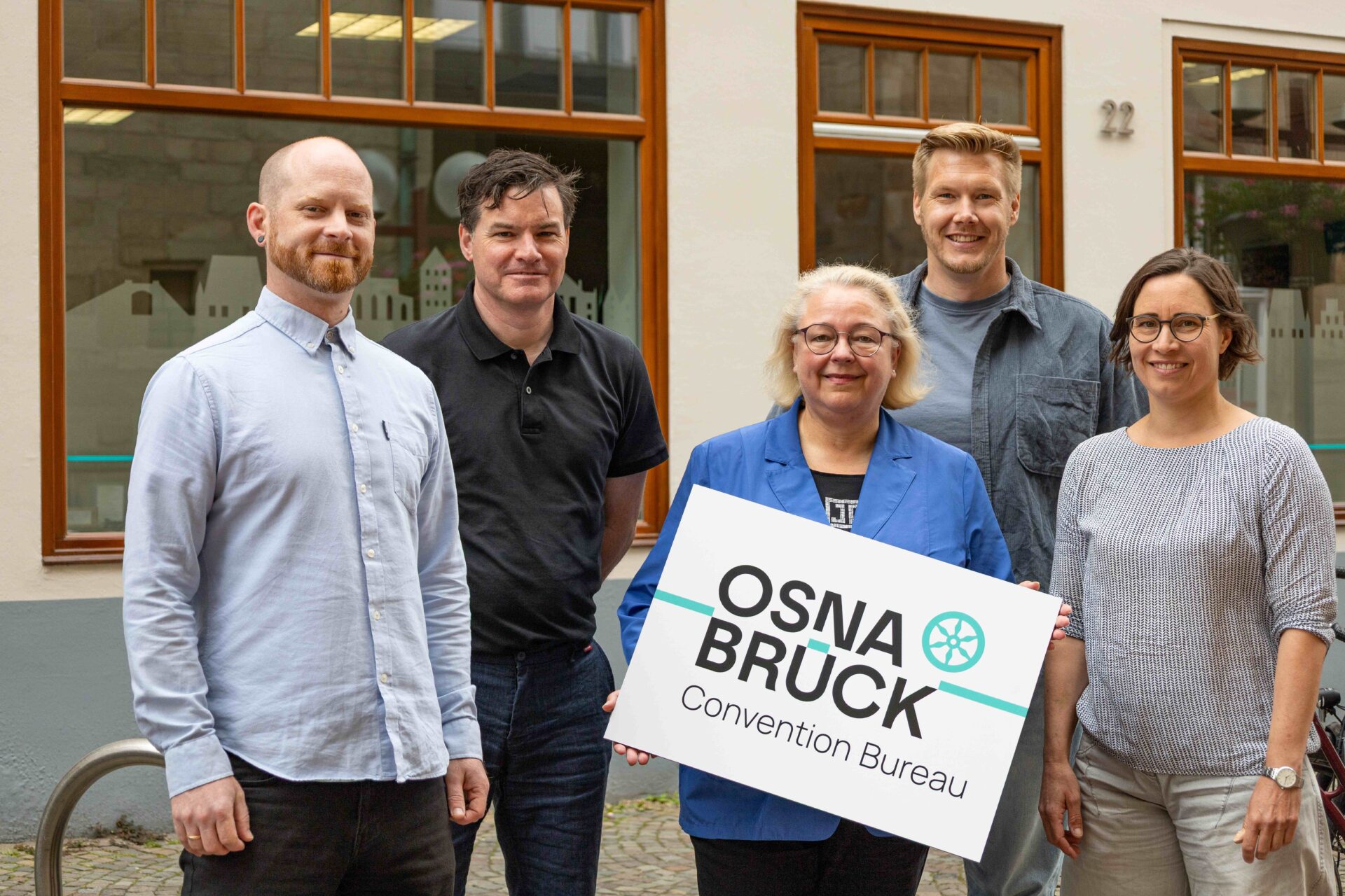 Gruppe mit Osnabrück Convention Bureau Schild, CSC Finke-Ennen.