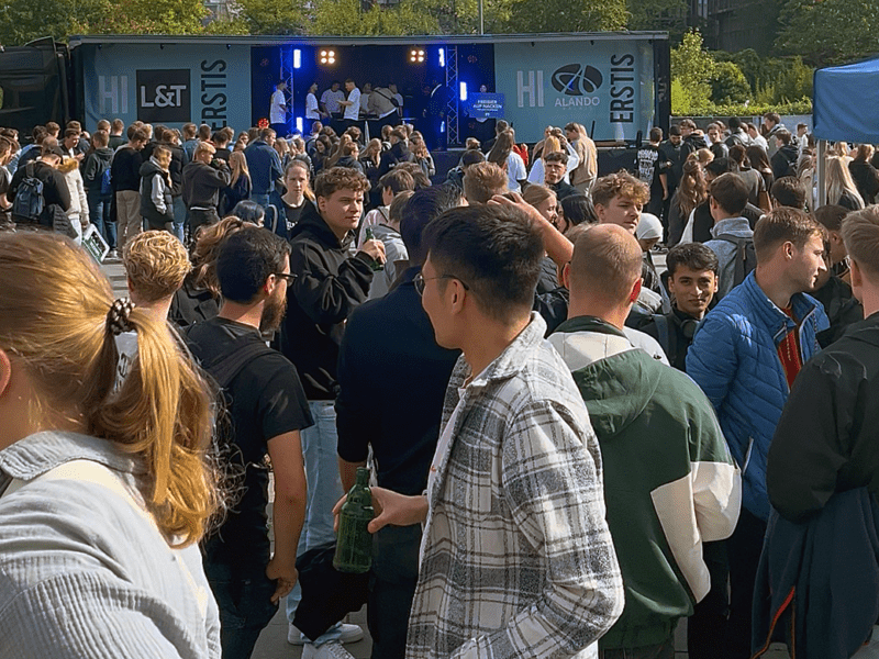 Erstse­mes­ter­start 2025: Osnabrück heißt neue Studie­rende mit Überra­schungs­party und networking BOX willkommen