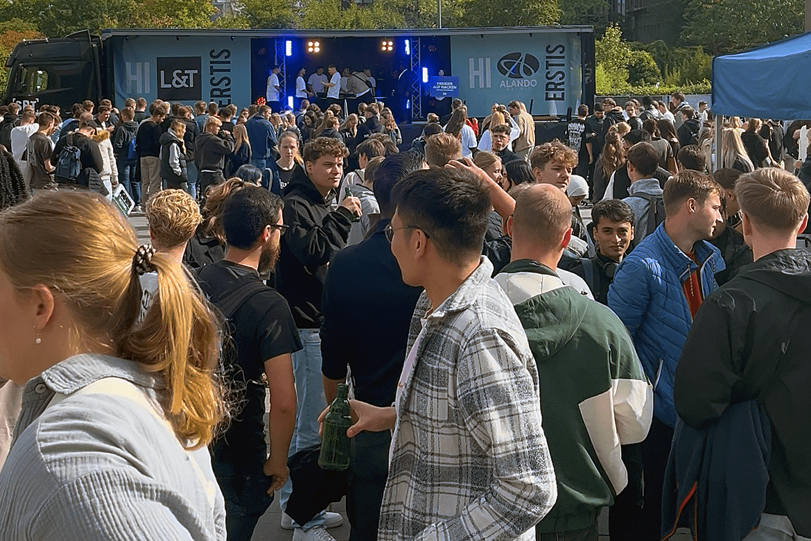 Erstsemesterbegrüßung Erstsemesterbegrüßung: Viele Studierende bei einer Überraschungsparty mit Networking-Box und Bühne.