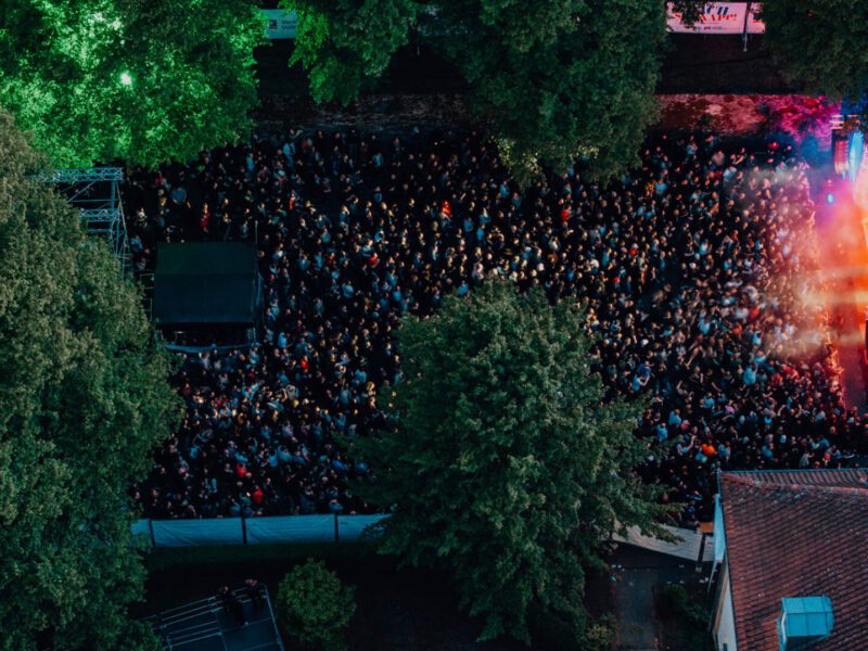 Herrenteichsbühne von oben durch die Bühme mit einer Menschenmenge am Abend.