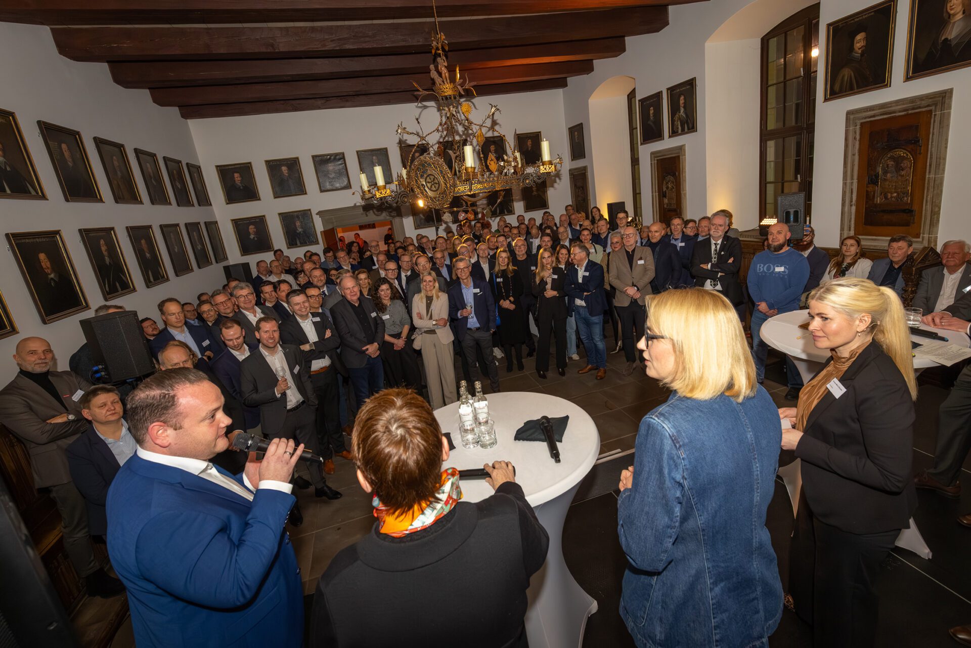 Neujahrsempfang: Menschen lauschen Rednern im Rathaus, festliche Beleuchtung unterstreicht die Dynamik und den Zusammenhalt für 2026.