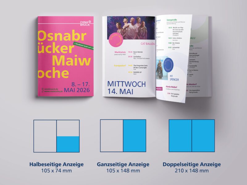 Mockup Maiwochen-Programmheft mit Anzeigenformaten: halb-, ganz-, doppelseitig. Geöffnetes Magazin mit Programm, pinkes Cover mit Osnabrücker Maiwoche.