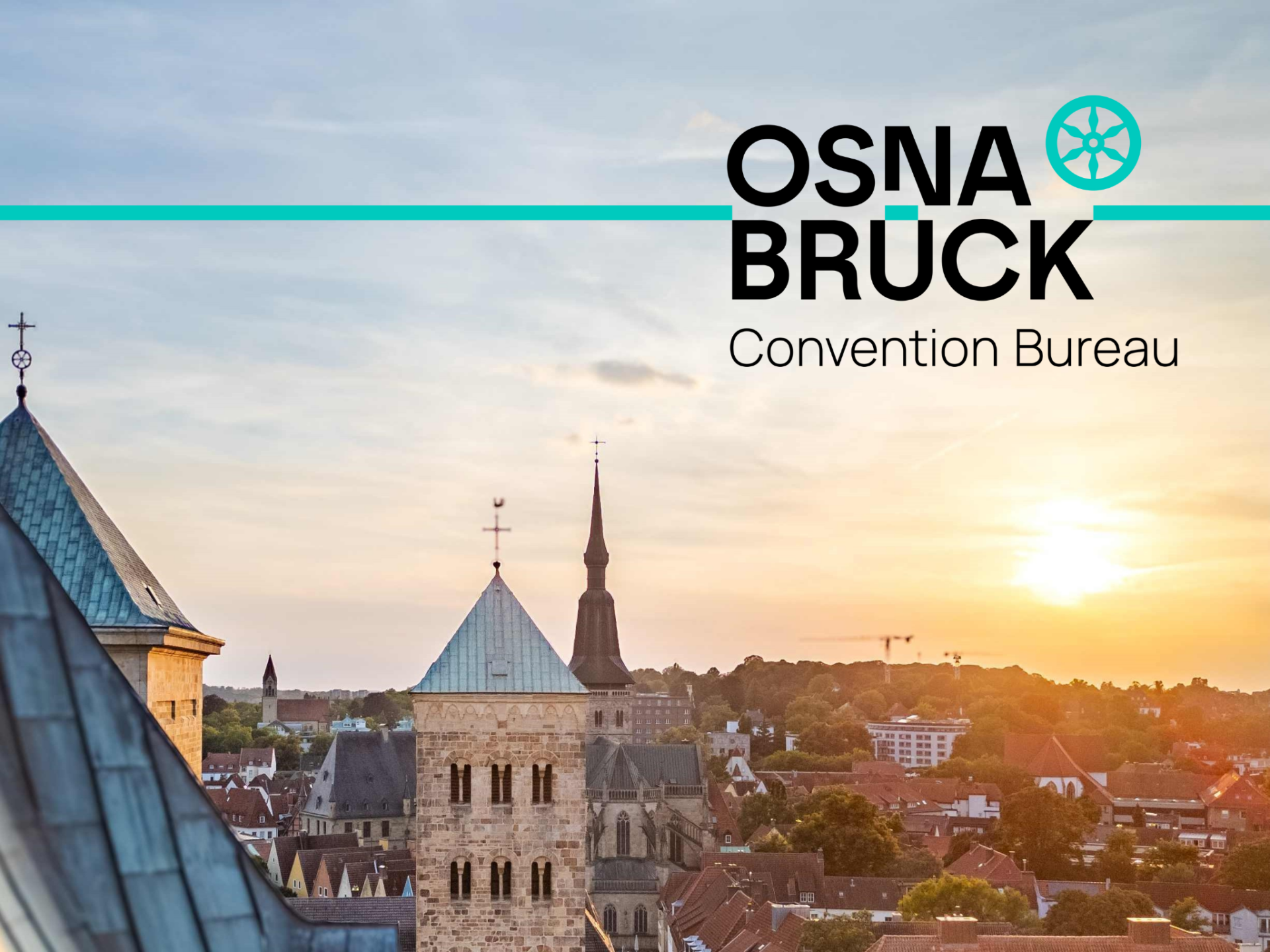 Dächer der Altstadt Osnabrück_OCB Logo Blick über historische Kirchtürme und Dächer bei Sonnenuntergang mit dem Logo eines Convention Bureaus